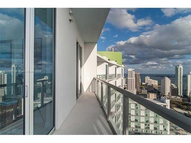 185 SW 7th St in Miami, FL - Building Photo