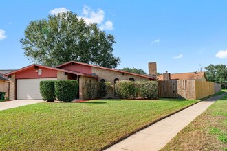 5631 W Ridgecreek Cir in Houston, TX - Foto de edificio - Building Photo