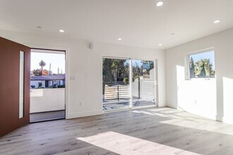 148 S Madison Ave in Los Angeles, CA - Foto de edificio - Building Photo