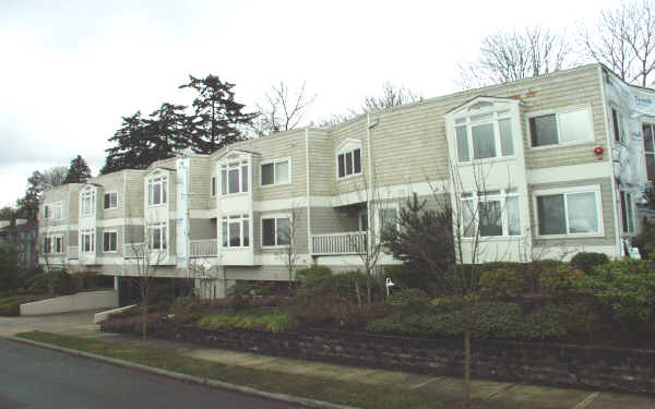 Waverly Crest in Kirkland, WA - Building Photo