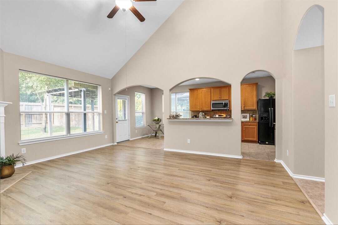 115 N Hawkhurst Cir in Magnolia, TX - Building Photo