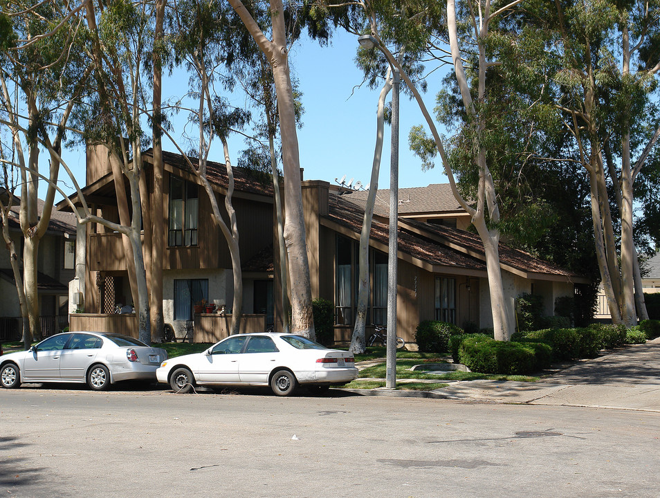 23151 Saguaro St in Lake Forest, CA - Building Photo