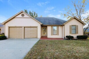411 W 10th St in Kearney, MO - Building Photo