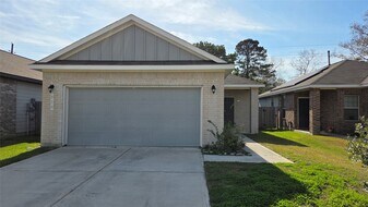 914 Redinger Ridge Dr in Huffman, TX - Building Photo