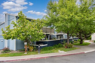Marlow Apartments in Santa Rosa, CA - Foto de edificio - Building Photo