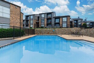 Forest Ridge in Dallas, TX - Building Photo