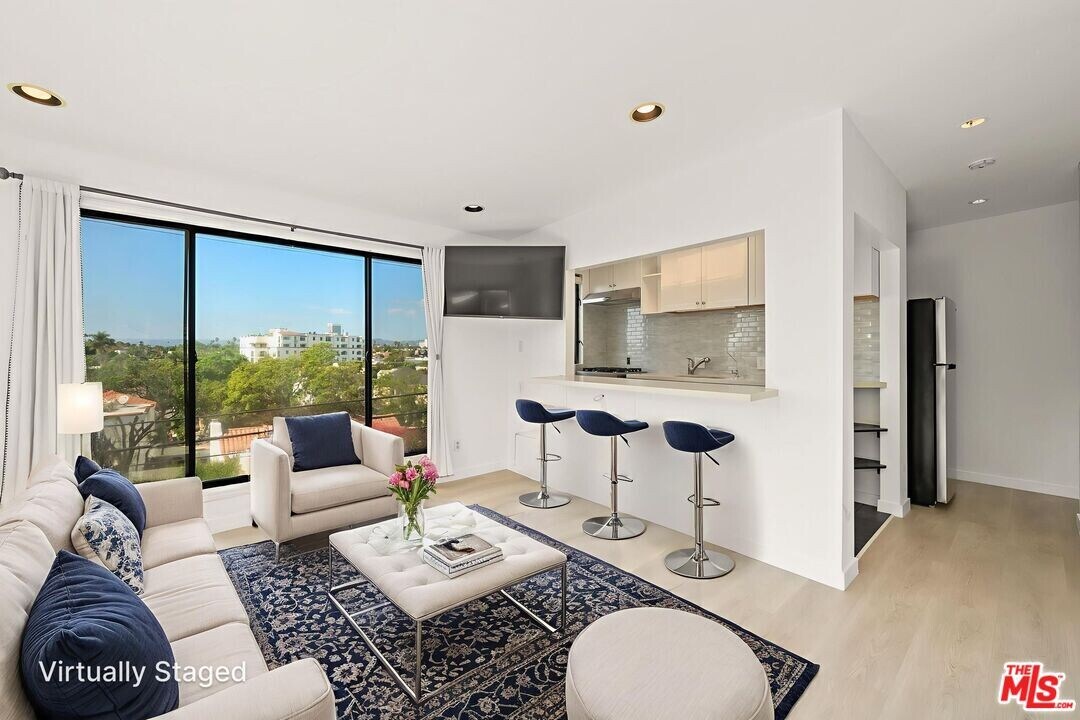 1225 S Longwood Ave in Los Angeles, CA - Building Photo