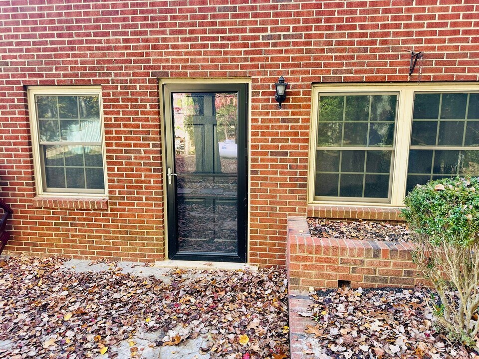 2001 Hicks Rd in Richmond, VA - Building Photo