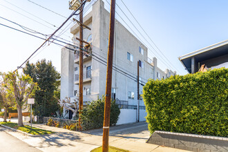 11619 Ohio Ave in Los Angeles, CA - Building Photo - Primary Photo