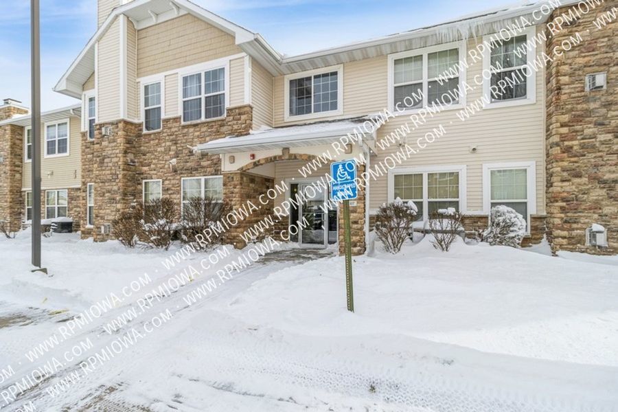 1307 SE University Ave in Waukee, IA - Building Photo