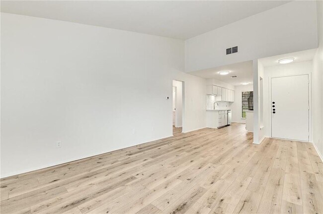 1602 W Braker Ln in Austin, TX - Foto de edificio - Building Photo