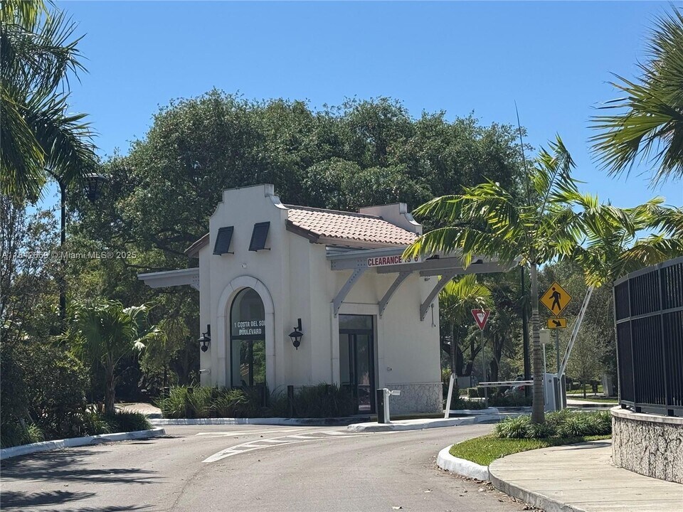 3621 Torremolinos Ave in Doral, FL - Building Photo