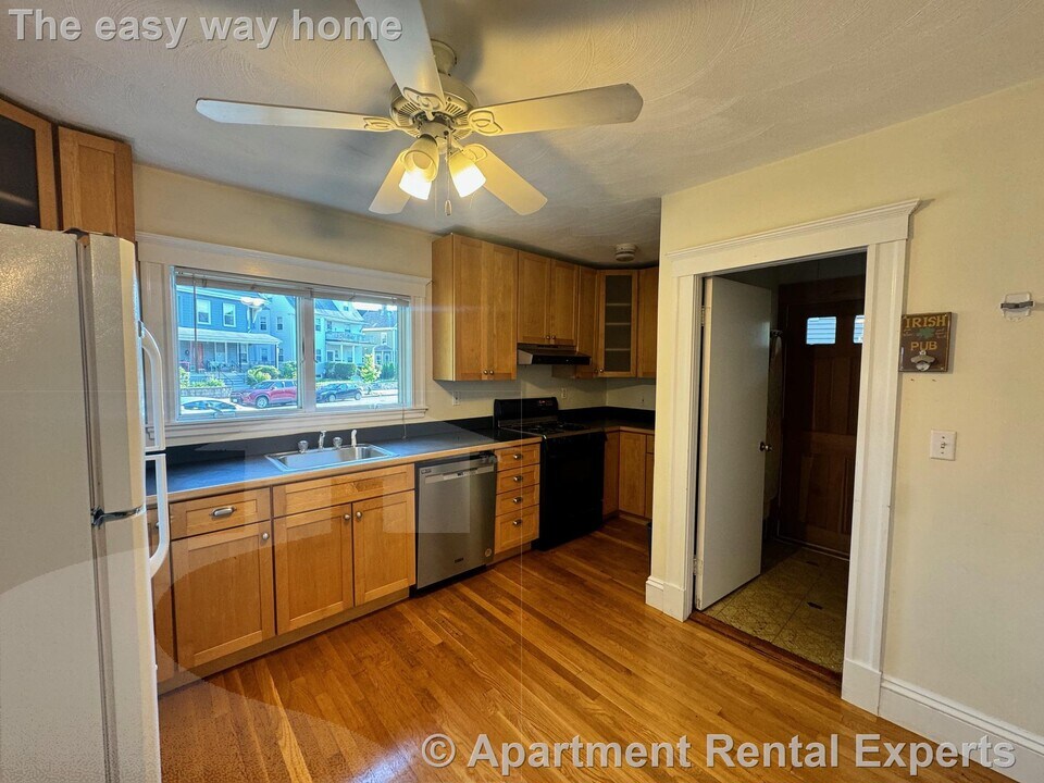 881 Broadway in Somerville, MA - Building Photo