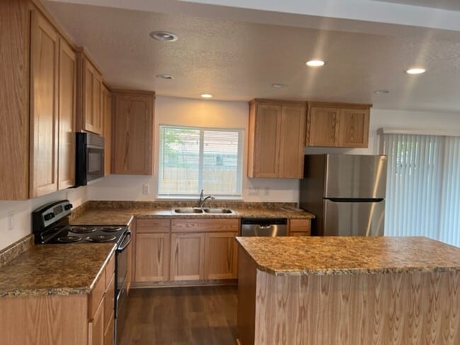 1106 W 11th St in Medford, OR - Building Photo - Building Photo