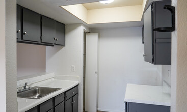 Thicket Apartments in Houston, TX - Foto de edificio - Building Photo