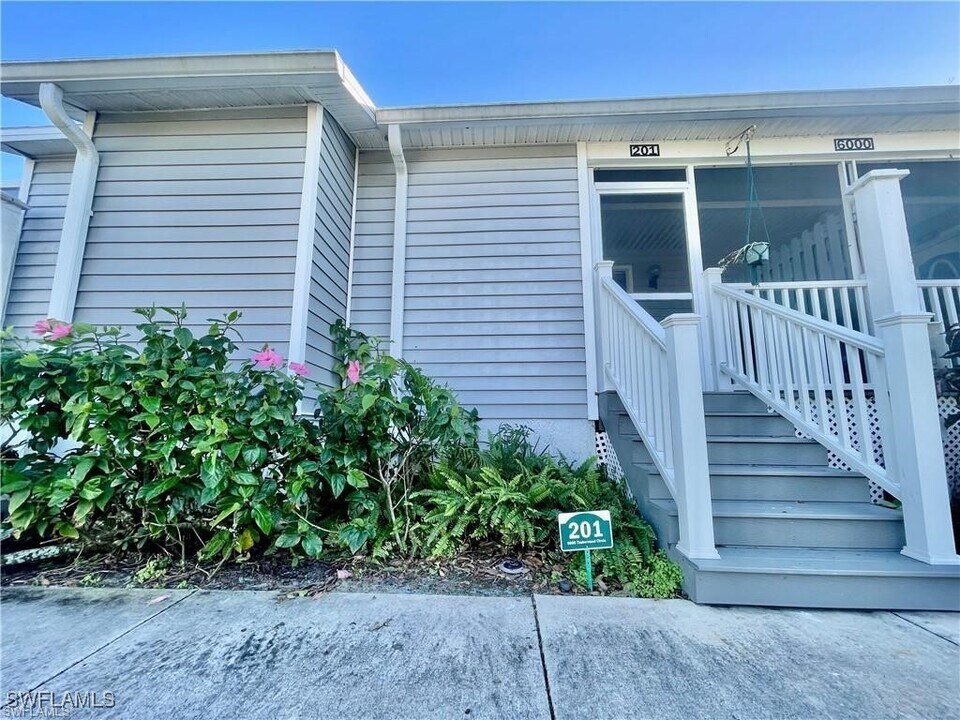 6000 Timberwood Cir in Ft. Myers, FL - Building Photo