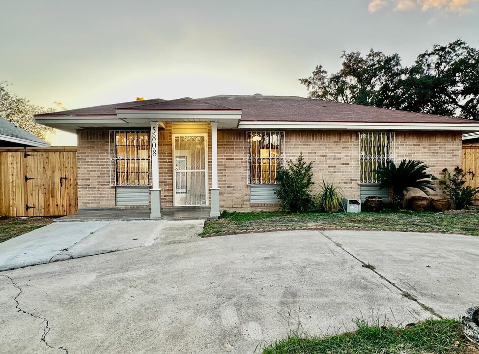 5808 Longoria Loop in Laredo, TX - Building Photo