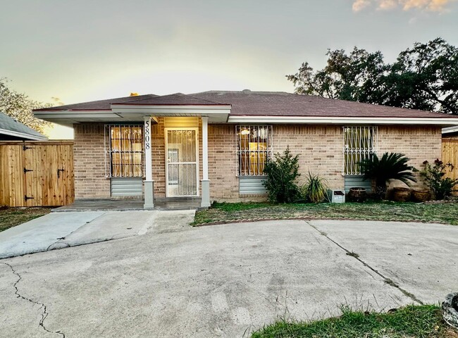 5808 Longoria Loop