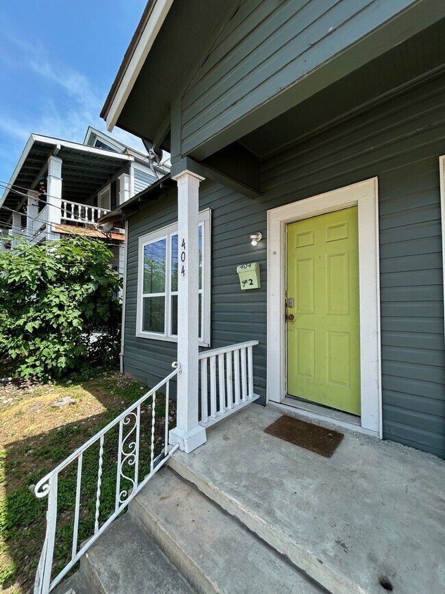 404 E Carson St in San Antonio, TX - Building Photo - Building Photo