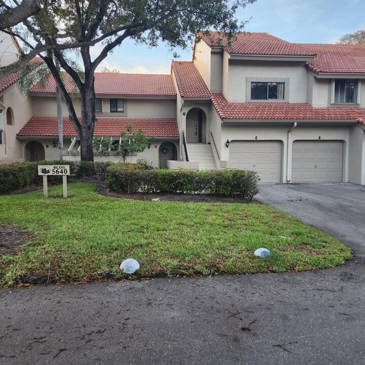 5640 Coach House Cir in Boca Raton, FL - Foto de edificio