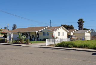 144-148 W B St in Port Hueneme, CA - Foto de edificio - Building Photo