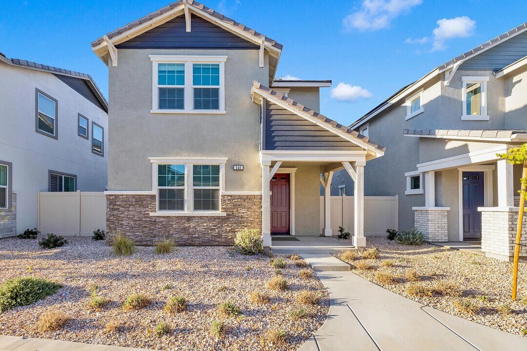 240 Tavern Crk Ln in Palmdale, CA - Building Photo