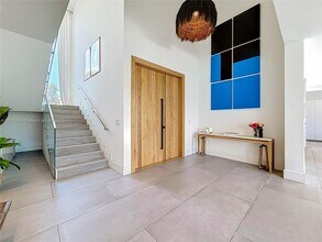 561 Warren Ln in Key Biscayne, FL - Building Photo - Building Photo