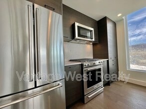 1191-1191 Sunset Dr in Kelowna, BC - Building Photo - Building Photo