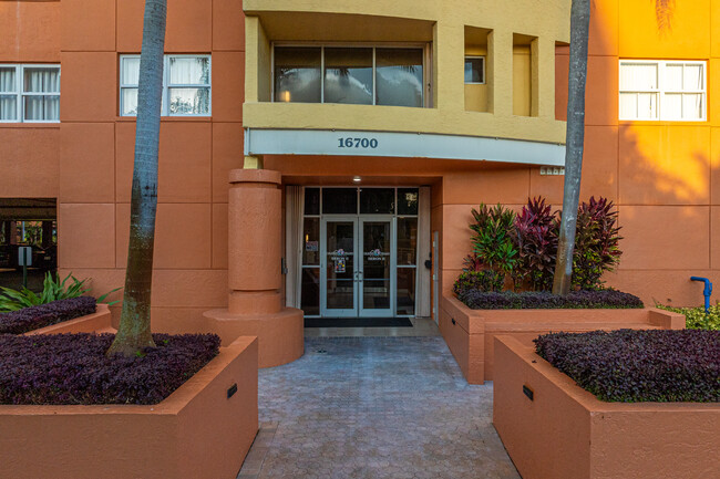 Vacation Village Heron 1 in Weston, FL - Foto de edificio - Building Photo