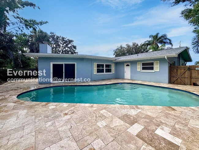 111 Carlyle Dr in Palm Harbor, FL - Foto de edificio - Building Photo