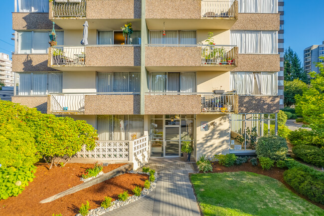 Edgewater Hamilton in New Westminster, BC - Building Photo - Building Photo