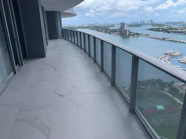 488 NE 18th St, Unit 2510 in Miami, FL - Building Photo - Building Photo