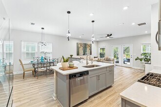 105 Meadow Creek Dr in Jacksonville, FL - Building Photo - Building Photo