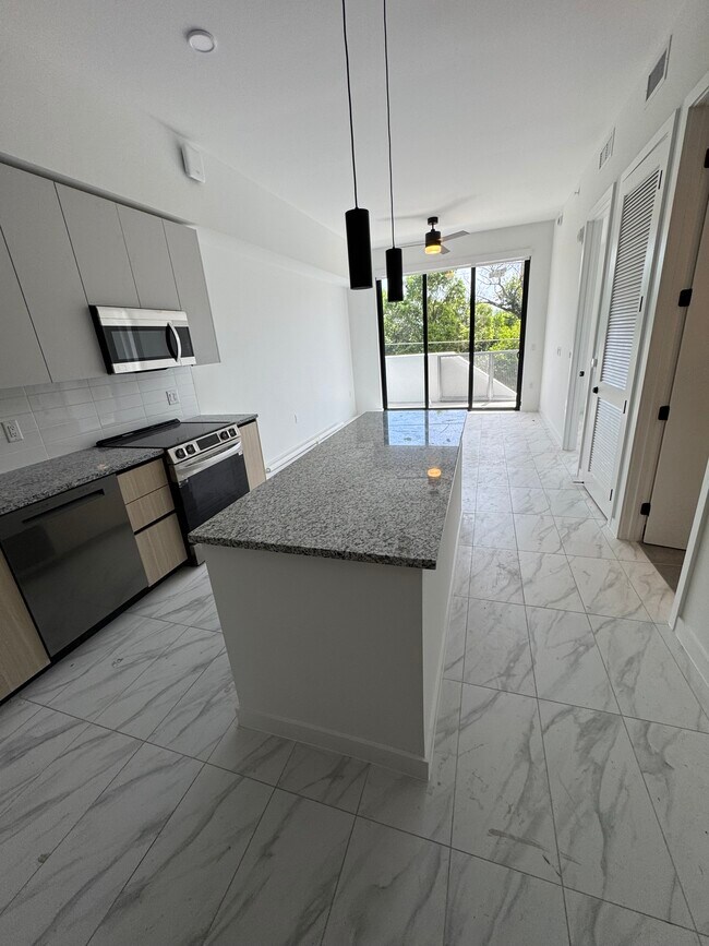 2372 NE 172nd St, Unit A8 in North Miami Beach, FL - Building Photo - Building Photo
