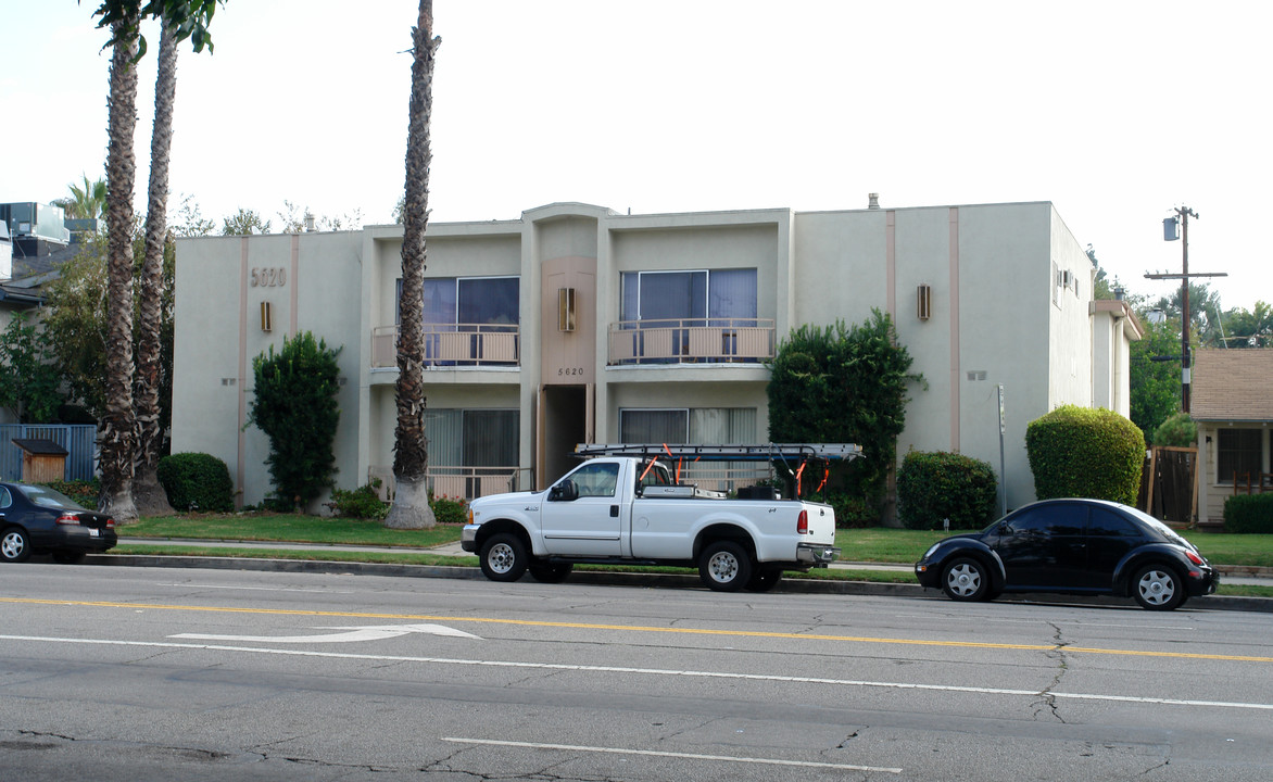 5620 Woodman Ave in Van Nuys, CA - Building Photo