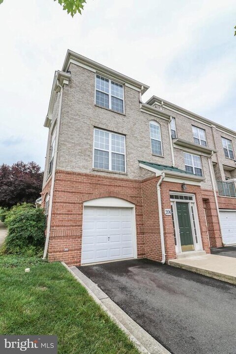 12180 Abington Hall Pl in Reston, VA - Building Photo