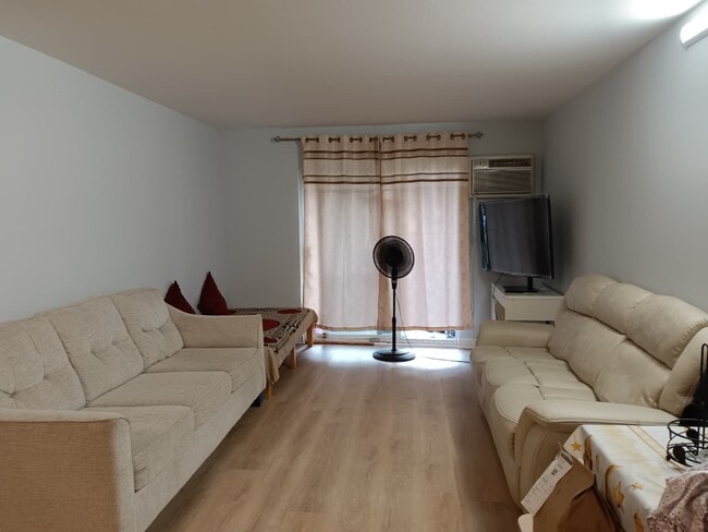 1075 Knoll Ln, Unit 101 in Hoffman Estates, IL - Foto de edificio - Building Photo