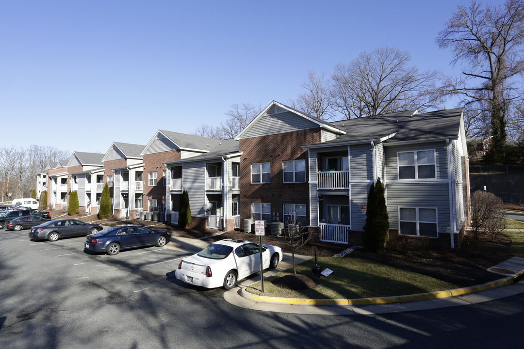 The Oaks Apartments in Triangle, VA - Building Photo