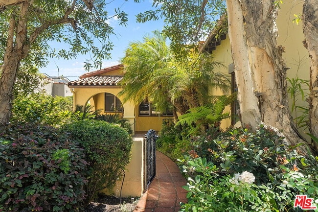 10762 Wellworth Ave in Los Angeles, CA - Building Photo - Building Photo