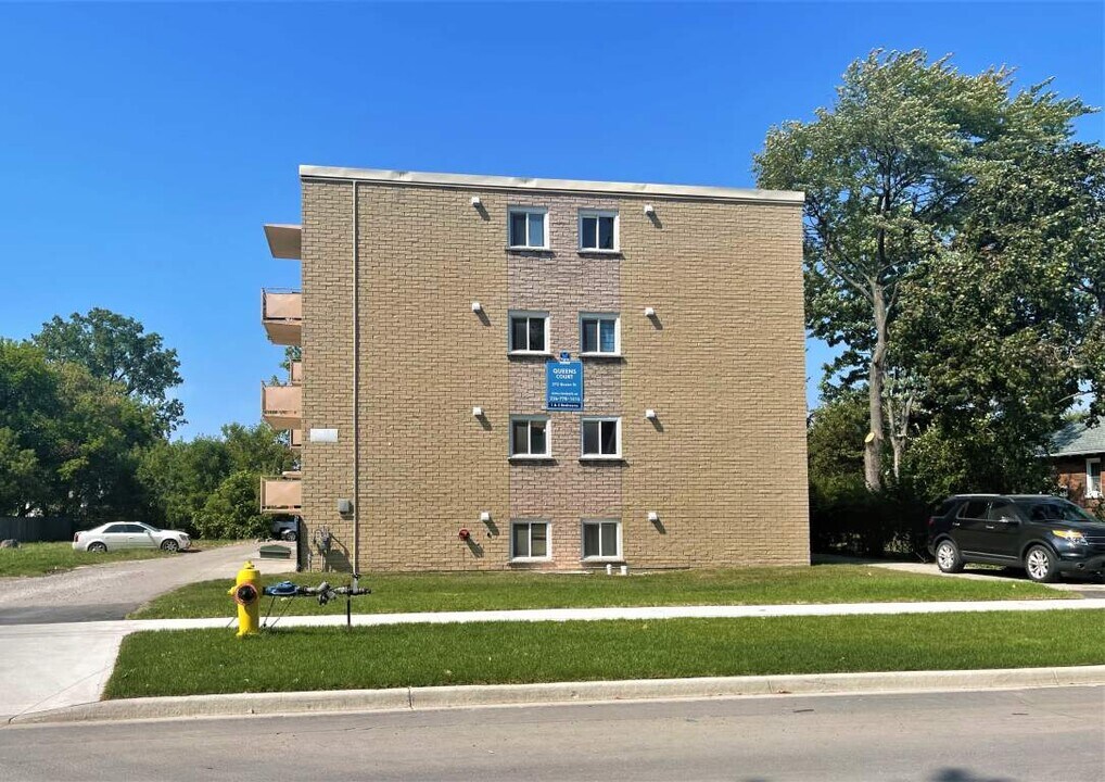 Queens Court Apartments in Sarnia, ON - Foto de edificio
