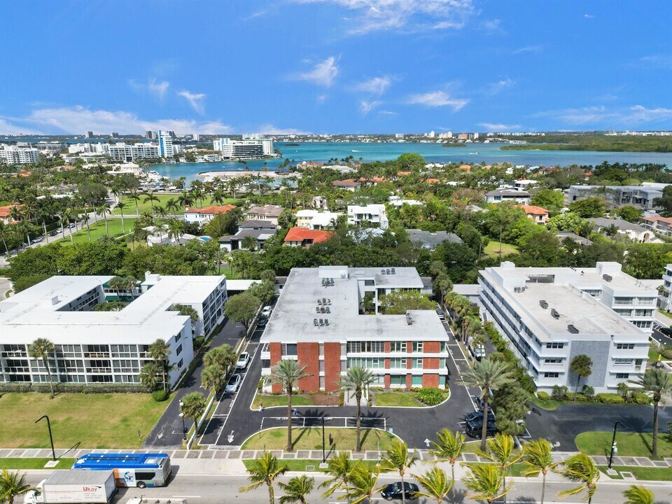 10210 Collins Ave, Unit 301 in Bal Harbour, FL - Foto de edificio