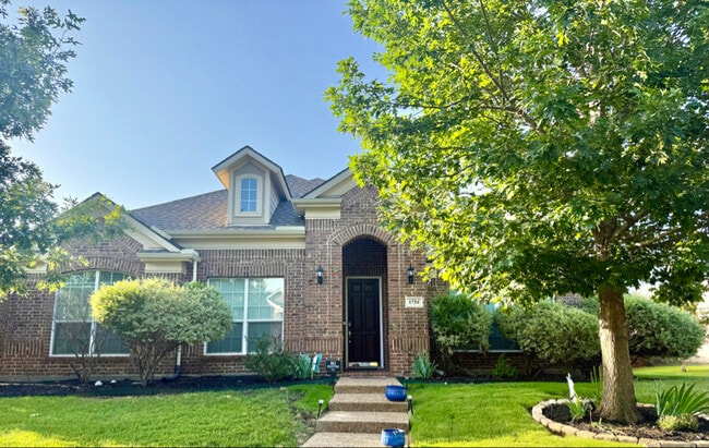 property at 1734 Boxwood Ln