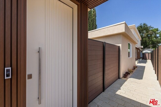 5912 1/2 Mammoth Ave in Los Angeles, CA - Building Photo - Building Photo
