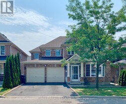11 Mendoza Dr in Brampton, ON - Building Photo