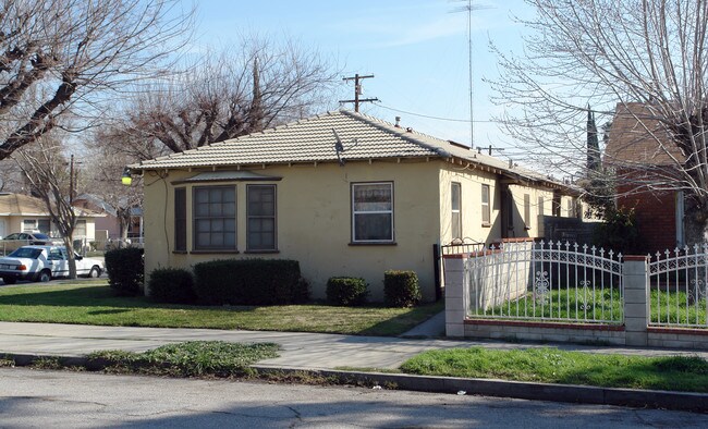 587-595 W Magnolia Ave in San Bernardino, CA - Foto de edificio - Building Photo