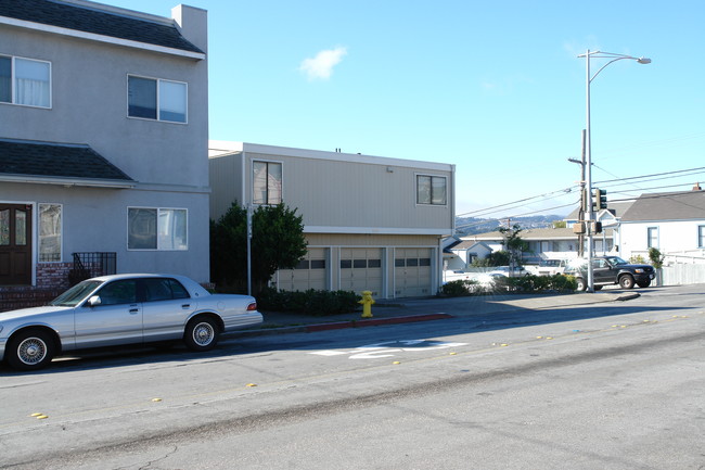 477 Baden Ave in South San Francisco, CA - Foto de edificio - Building Photo