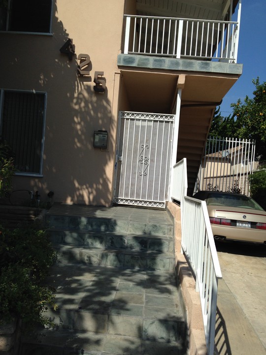 425 Doheny S Dr in Beverly Hills, CA - Building Photo