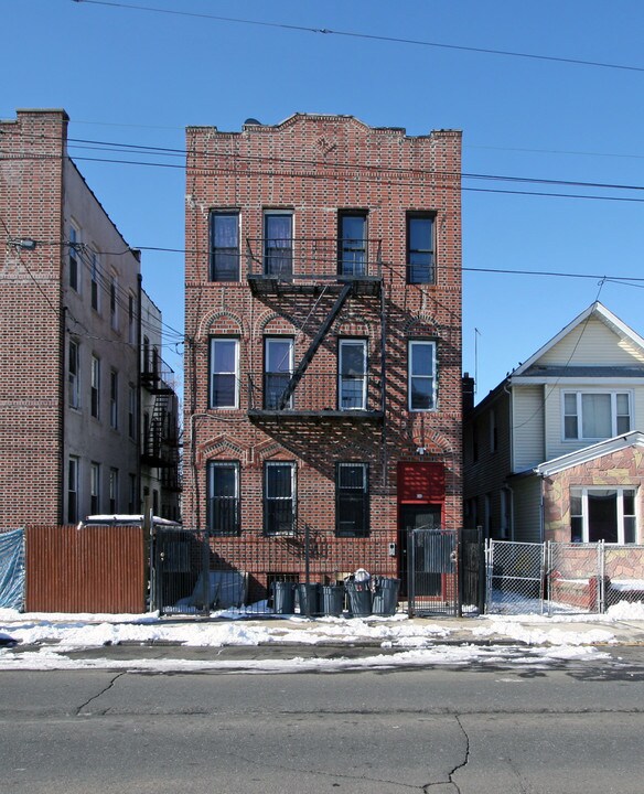 648 Logan St in Brooklyn, NY - Building Photo