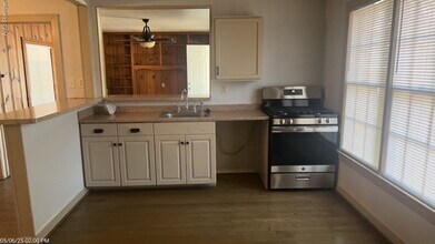 300 S Collins St in Arlington, TX - Building Photo - Building Photo