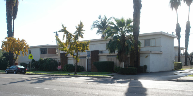 Cypress in Covina, CA - Foto de edificio - Building Photo